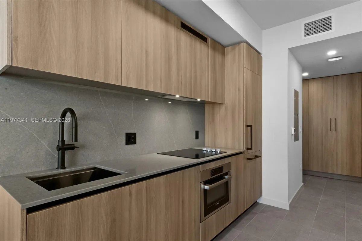 121 NE 5 ST # 1500, Miami FL 33132