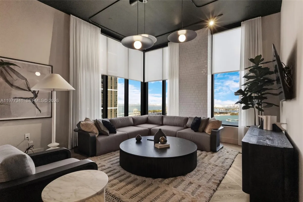 121 NE 5 ST # 1500, Miami FL 33132