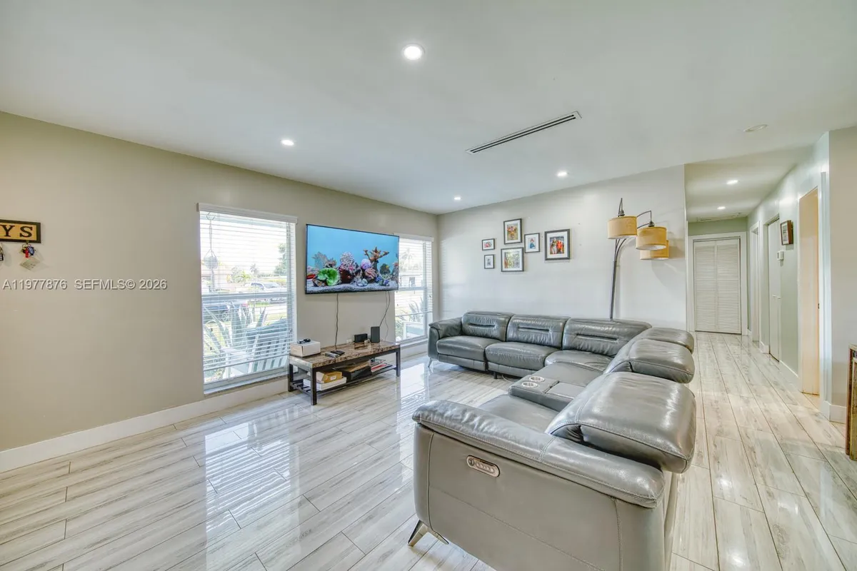 9104 SW 180th St, Palmetto Bay FL 33157