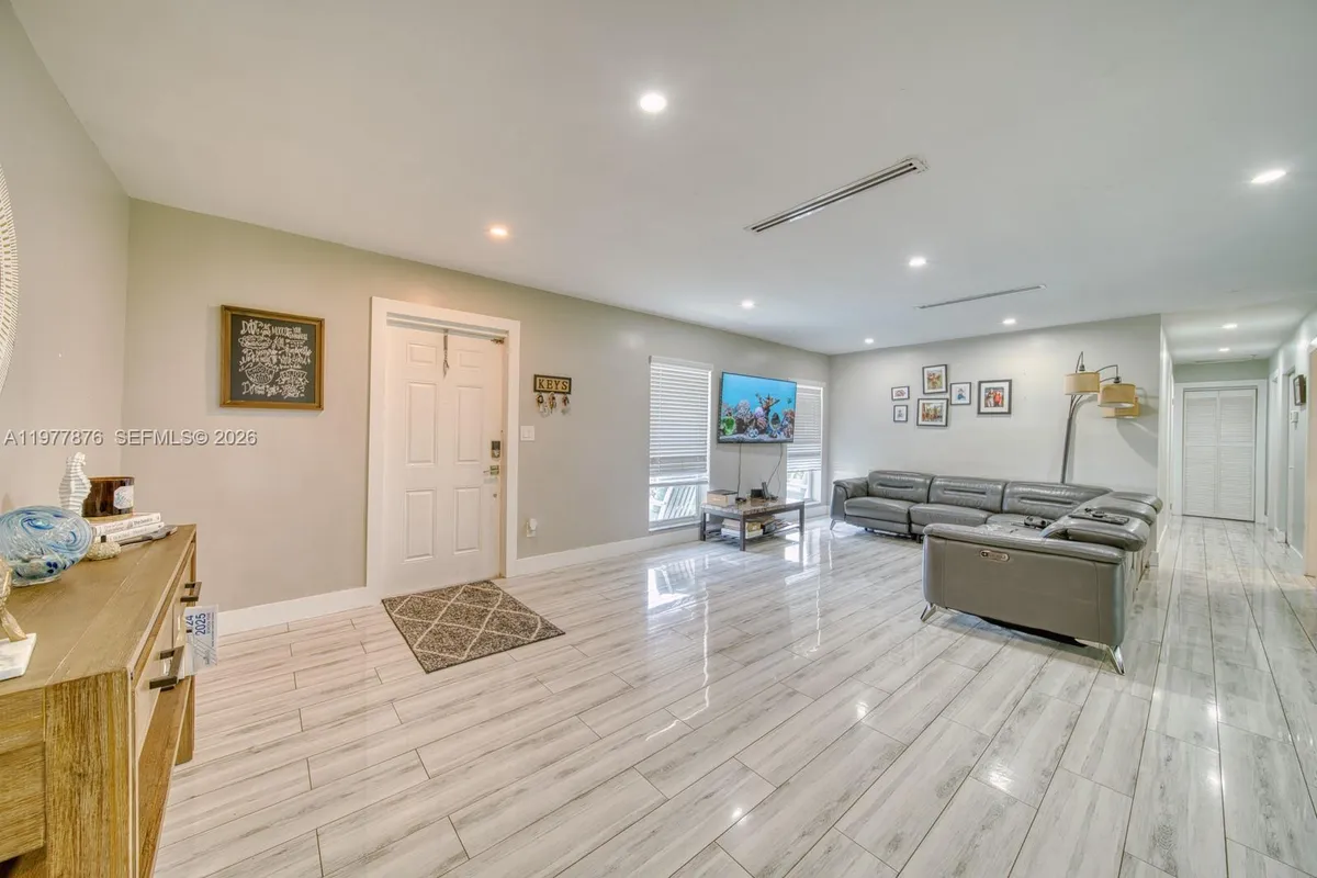 9104 SW 180th St, Palmetto Bay FL 33157