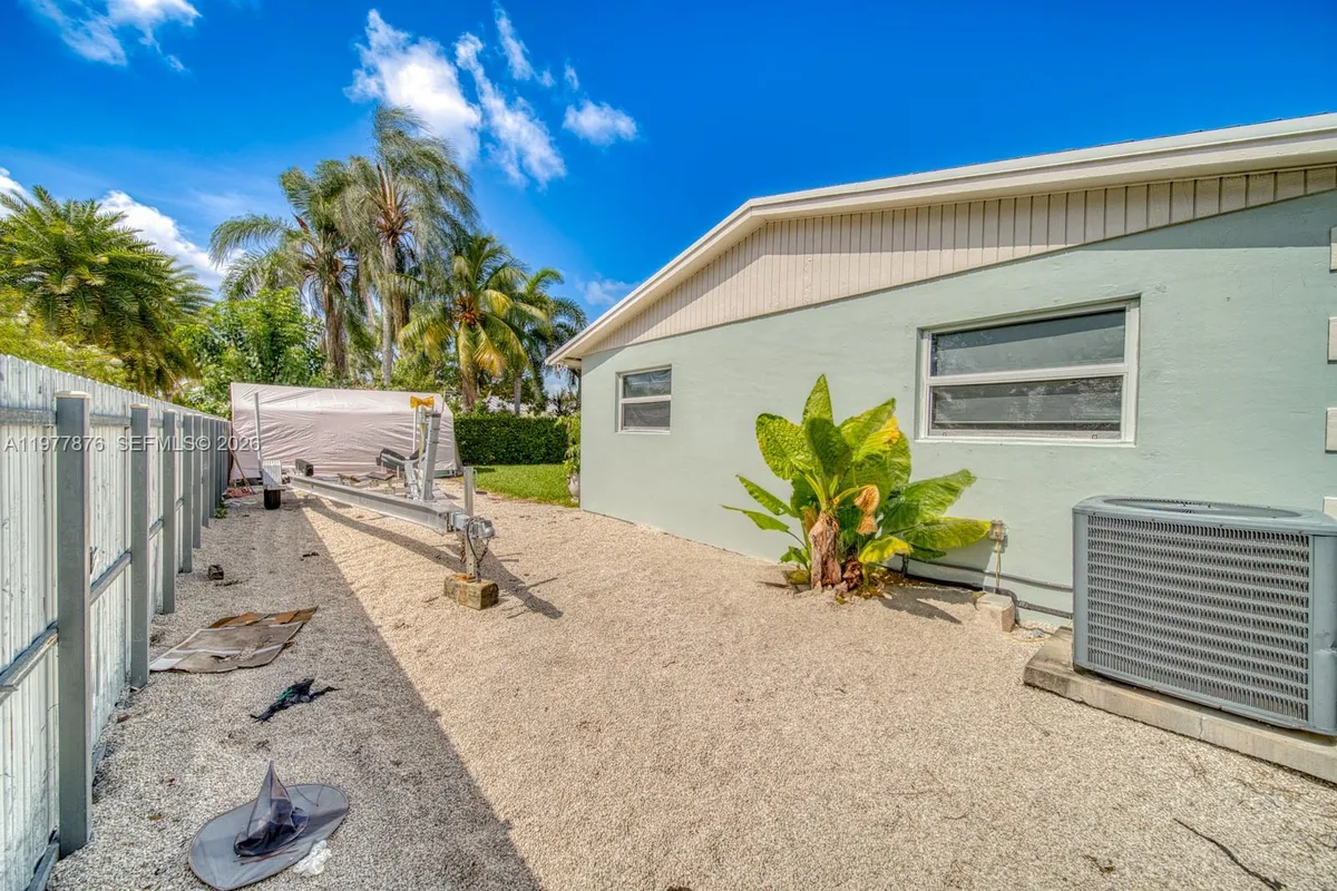 9104 SW 180th St, Palmetto Bay FL 33157