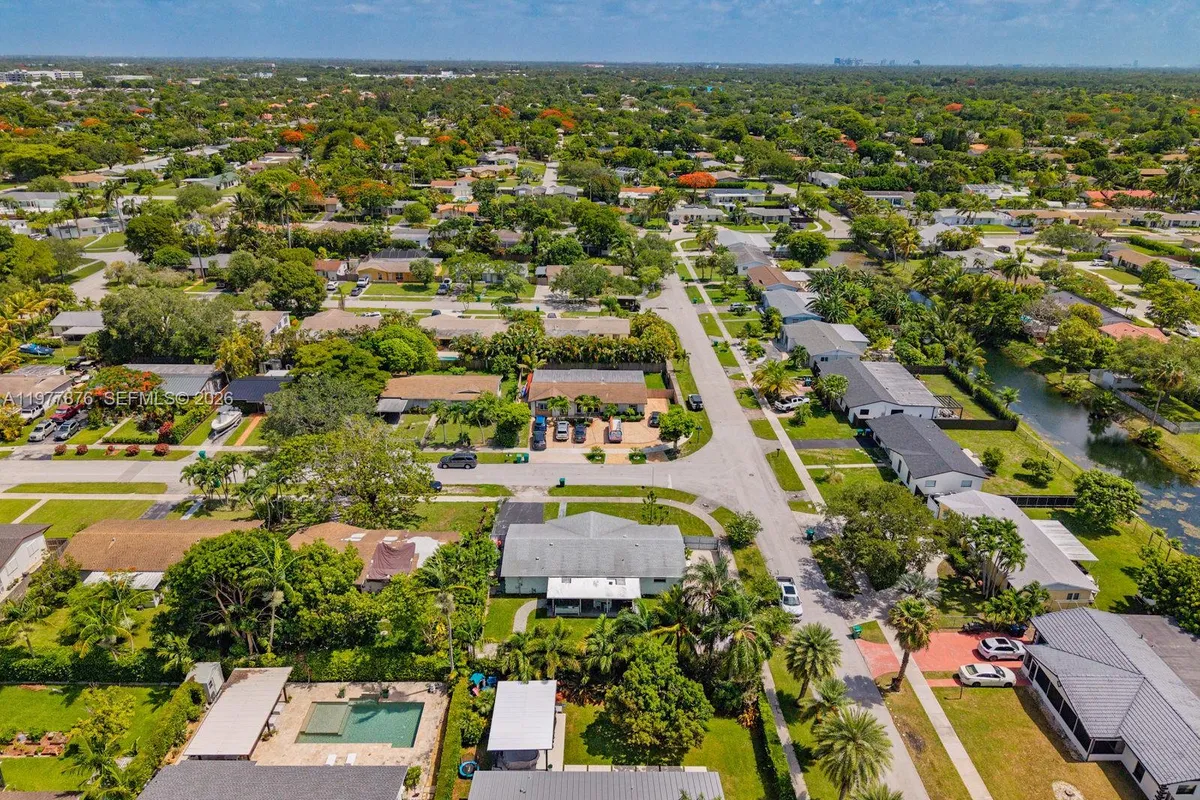 9104 SW 180th St, Palmetto Bay FL 33157