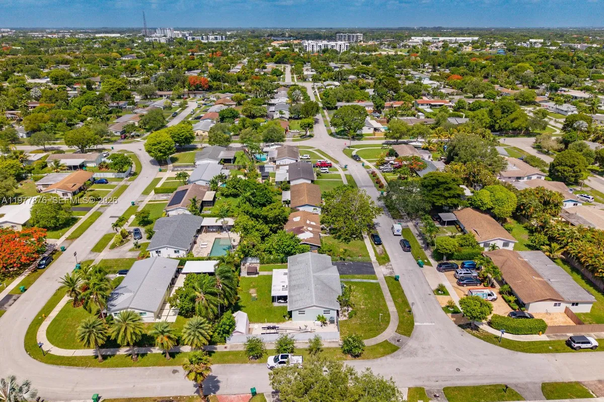 9104 SW 180th St, Palmetto Bay FL 33157