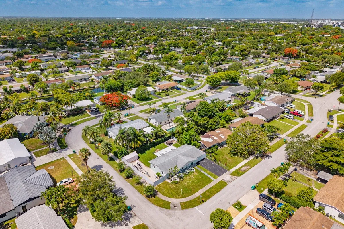 9104 SW 180th St, Palmetto Bay FL 33157