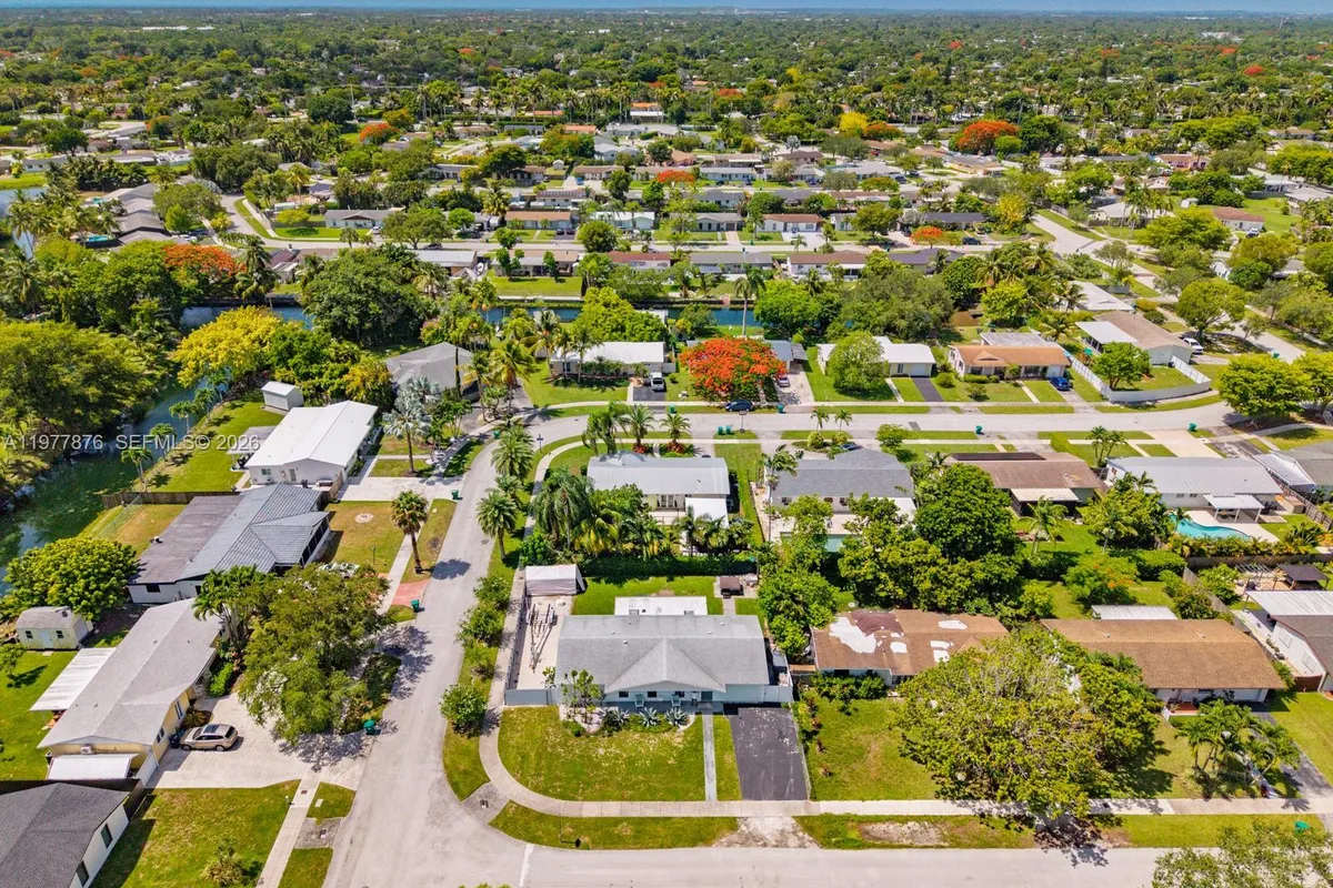 9104 SW 180th St, Palmetto Bay FL 33157