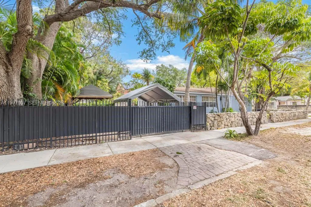 2301 Tequesta Ln, Coconut Grove FL 33133