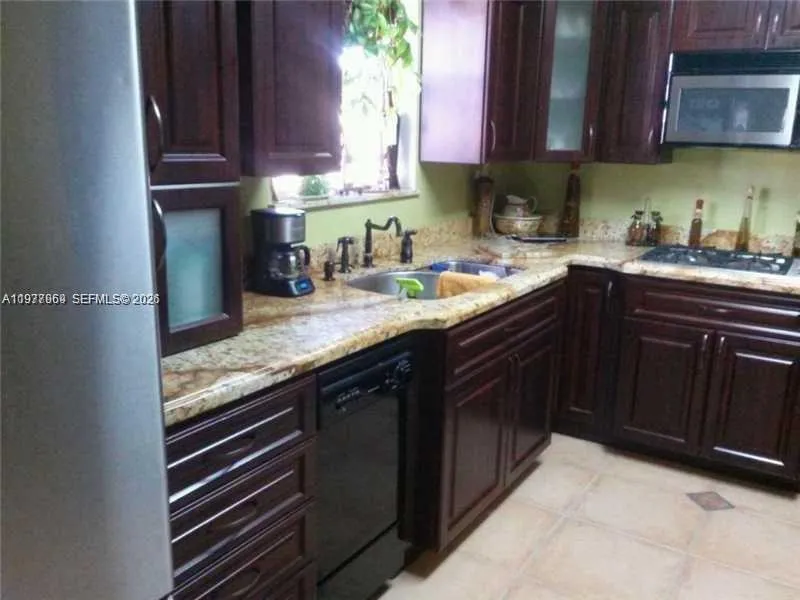 2512 Island Dr, Miramar FL 33023