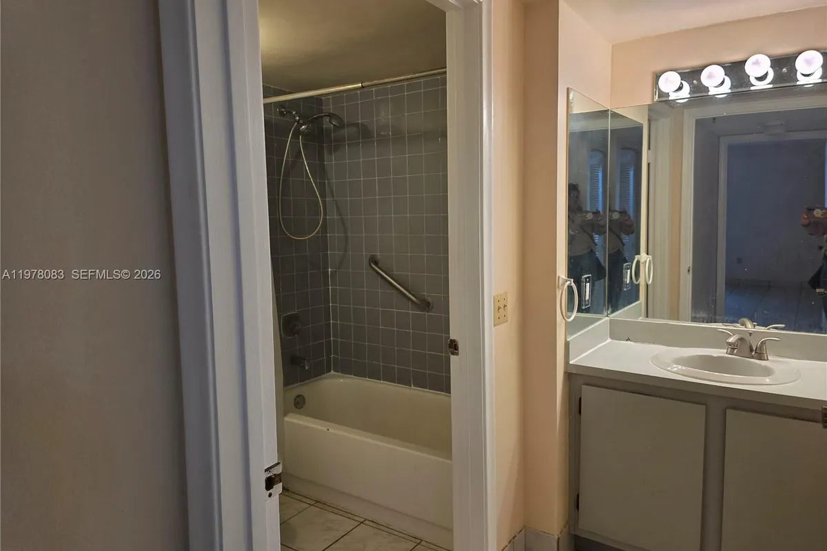 9688 Fontainebleau Blvd # 307, Miami FL 33172