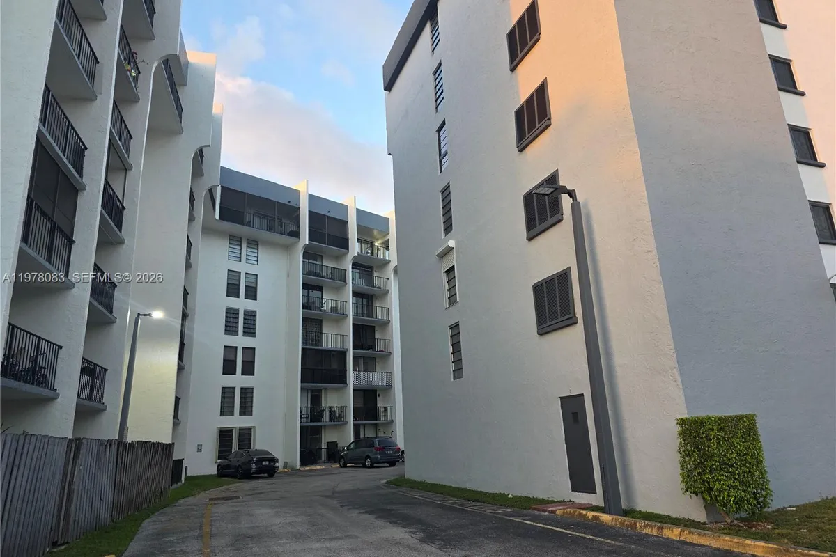 9688 Fontainebleau Blvd # 307, Miami FL 33172