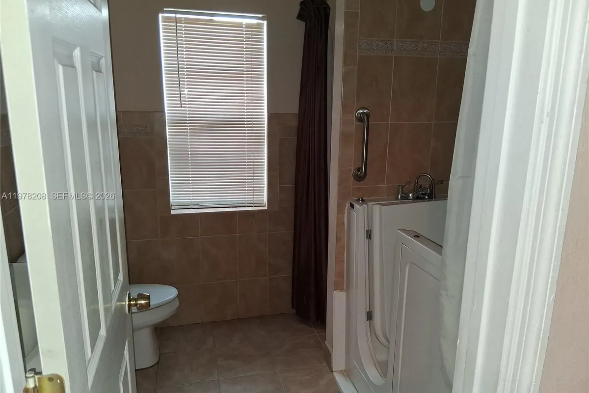 158 SW 5th St, Deerfield Beach FL 33441