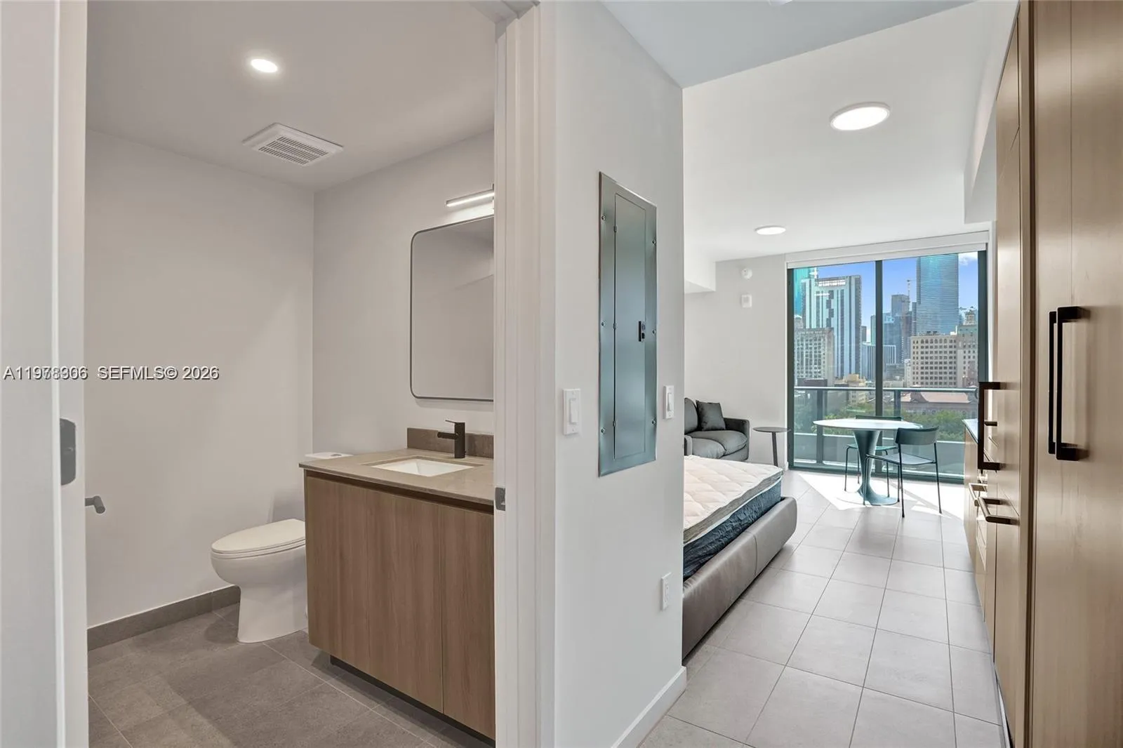 121 NE 5TH # 801b, Miami FL 33132