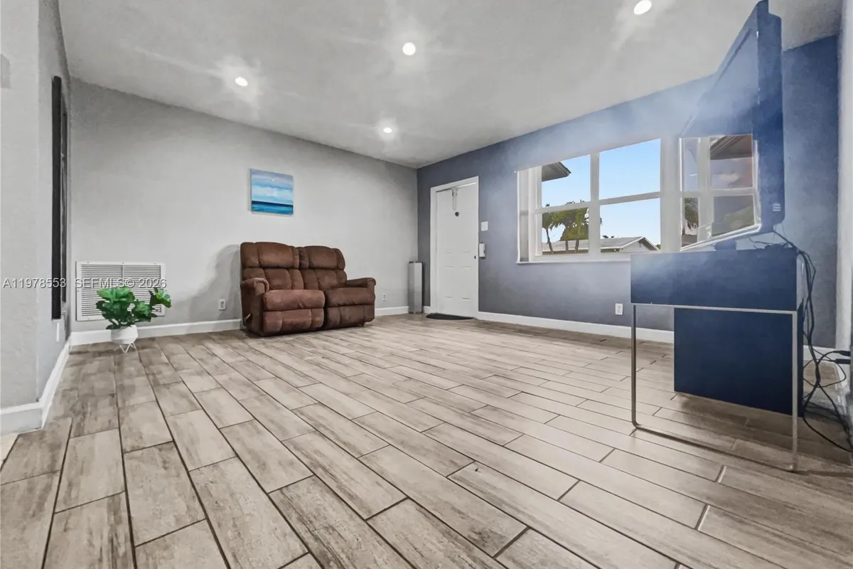 6960 NW 11th Ct, Margate FL 33063