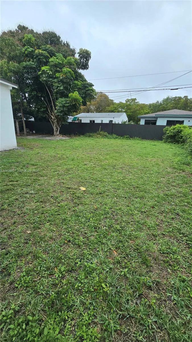 911 NW 45th St, Miami FL 33127