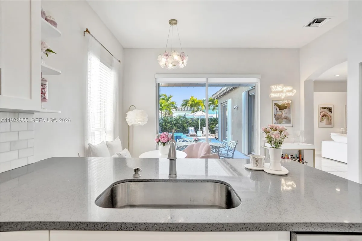 6928 NW 33rd St, Margate FL 33063