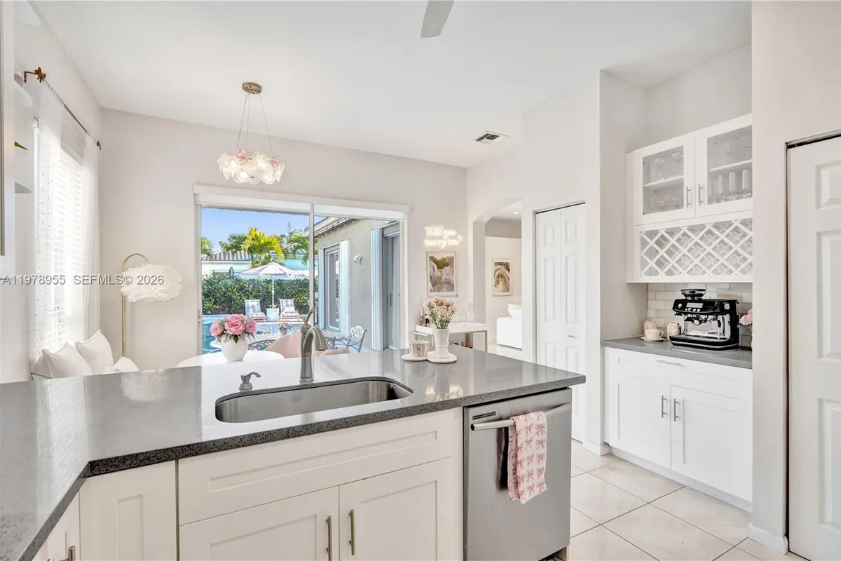 6928 NW 33rd St, Margate FL 33063