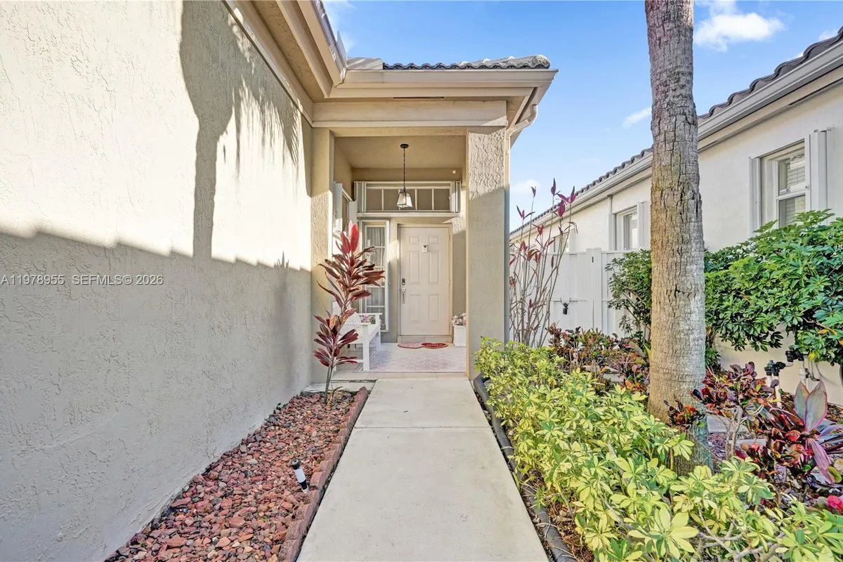 6928 NW 33rd St, Margate FL 33063