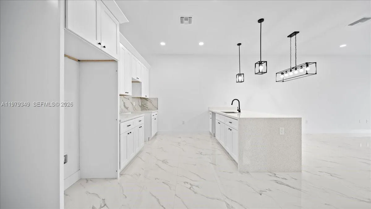 826/828 DIPLOMAT PKWY E, Cape Coral FL 33909