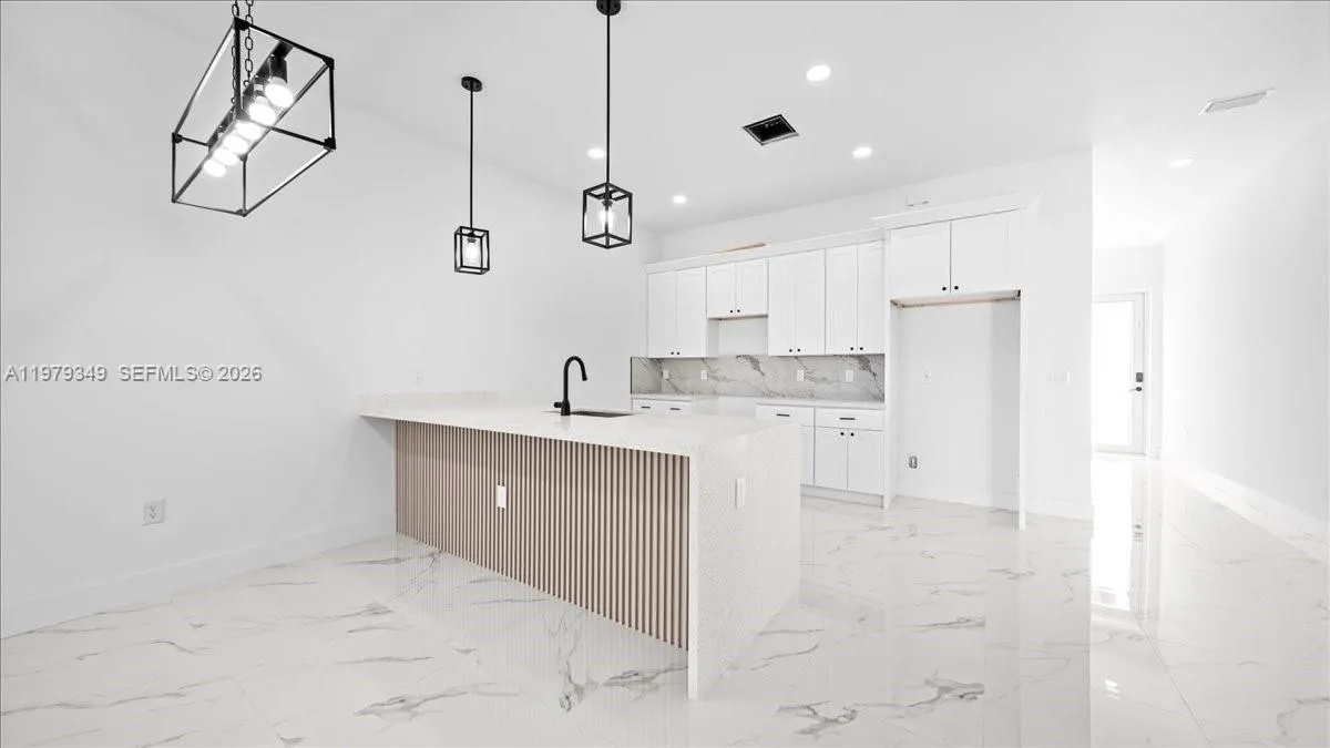 826/828 DIPLOMAT PKWY E, Cape Coral FL 33909