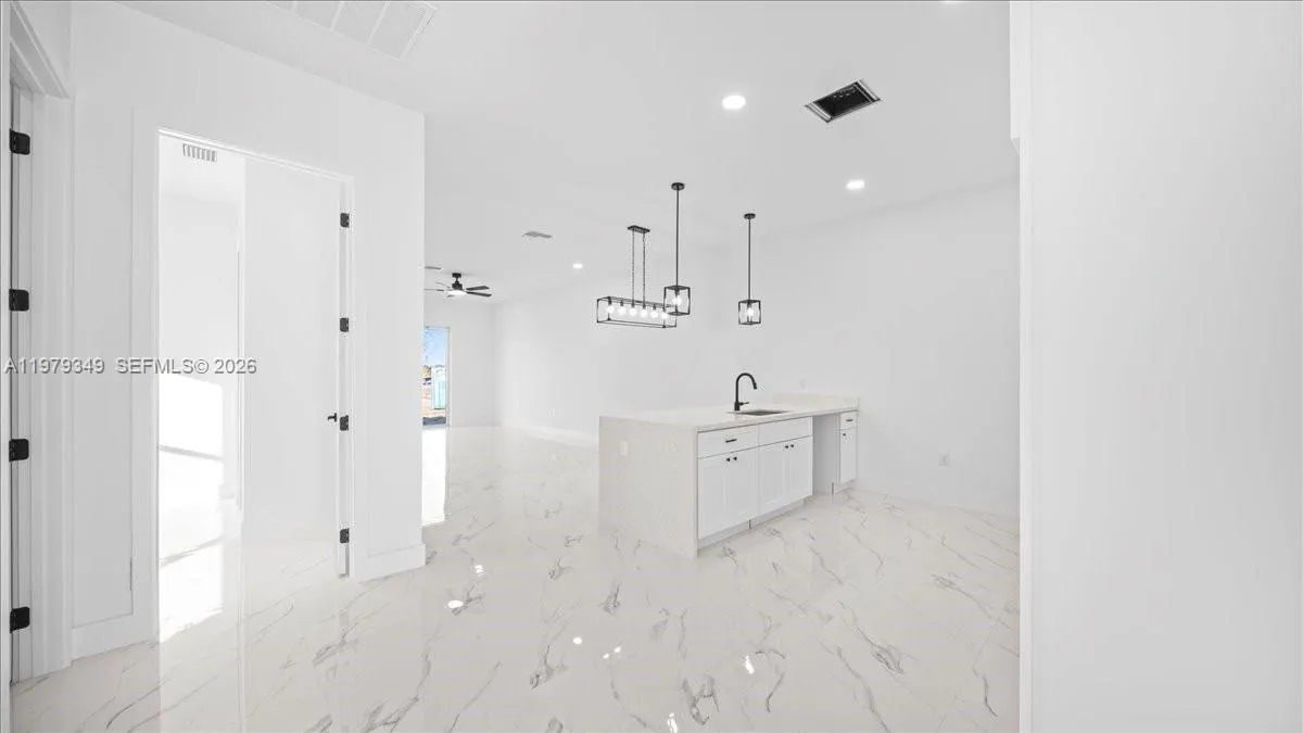 826/828 DIPLOMAT PKWY E, Cape Coral FL 33909