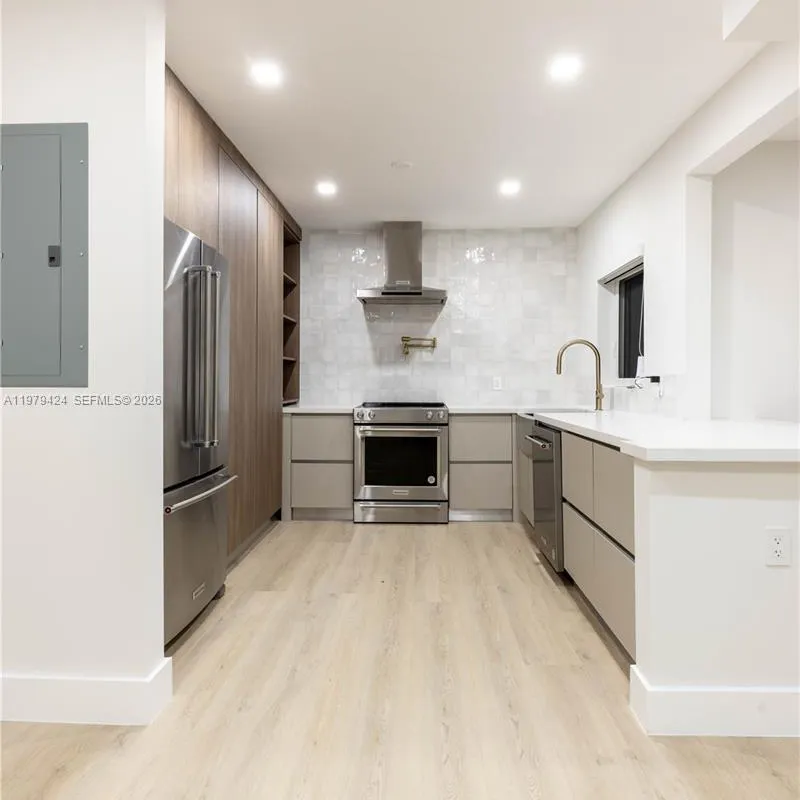 6070 SW 42nd St, Miami FL 33155