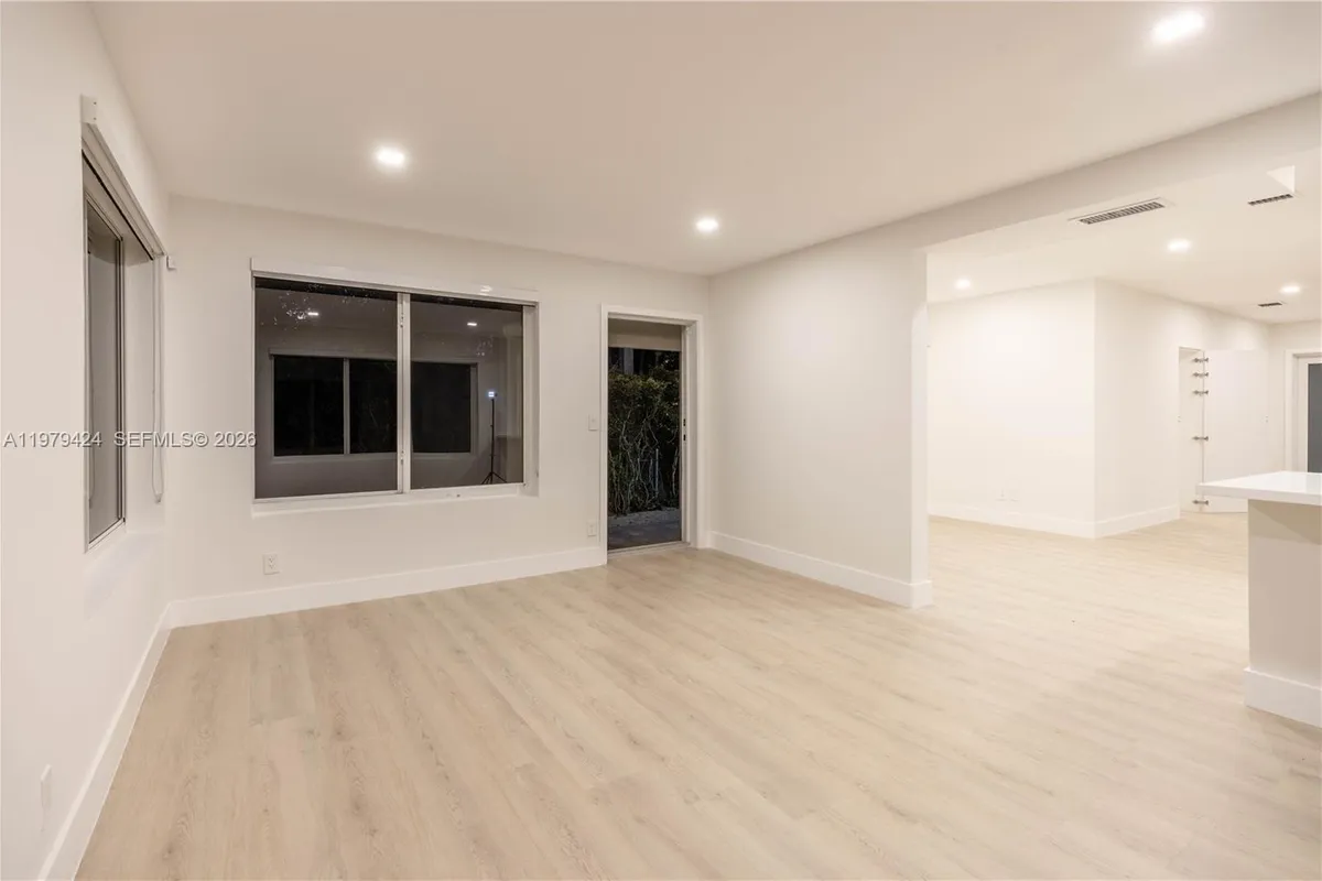 6070 SW 42nd St, Miami FL 33155