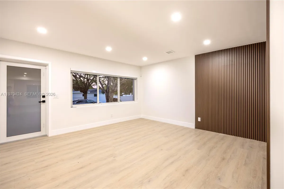 6070 SW 42nd St, Miami FL 33155