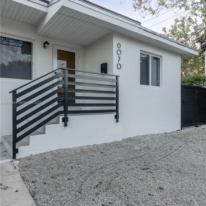 6070 SW 42nd St, Miami FL 33155