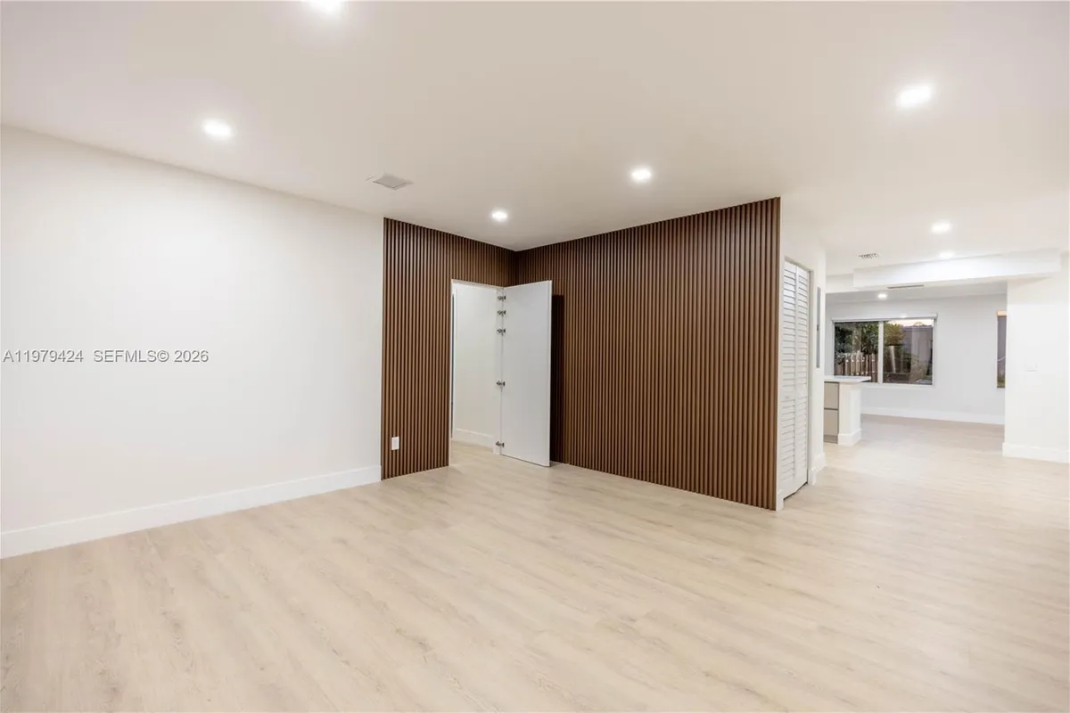 6070 SW 42nd St, Miami FL 33155