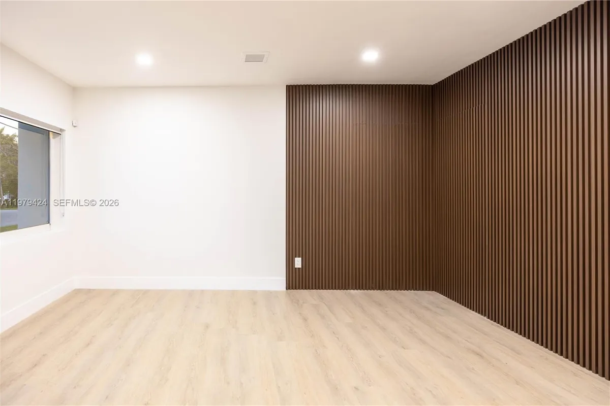 6070 SW 42nd St, Miami FL 33155