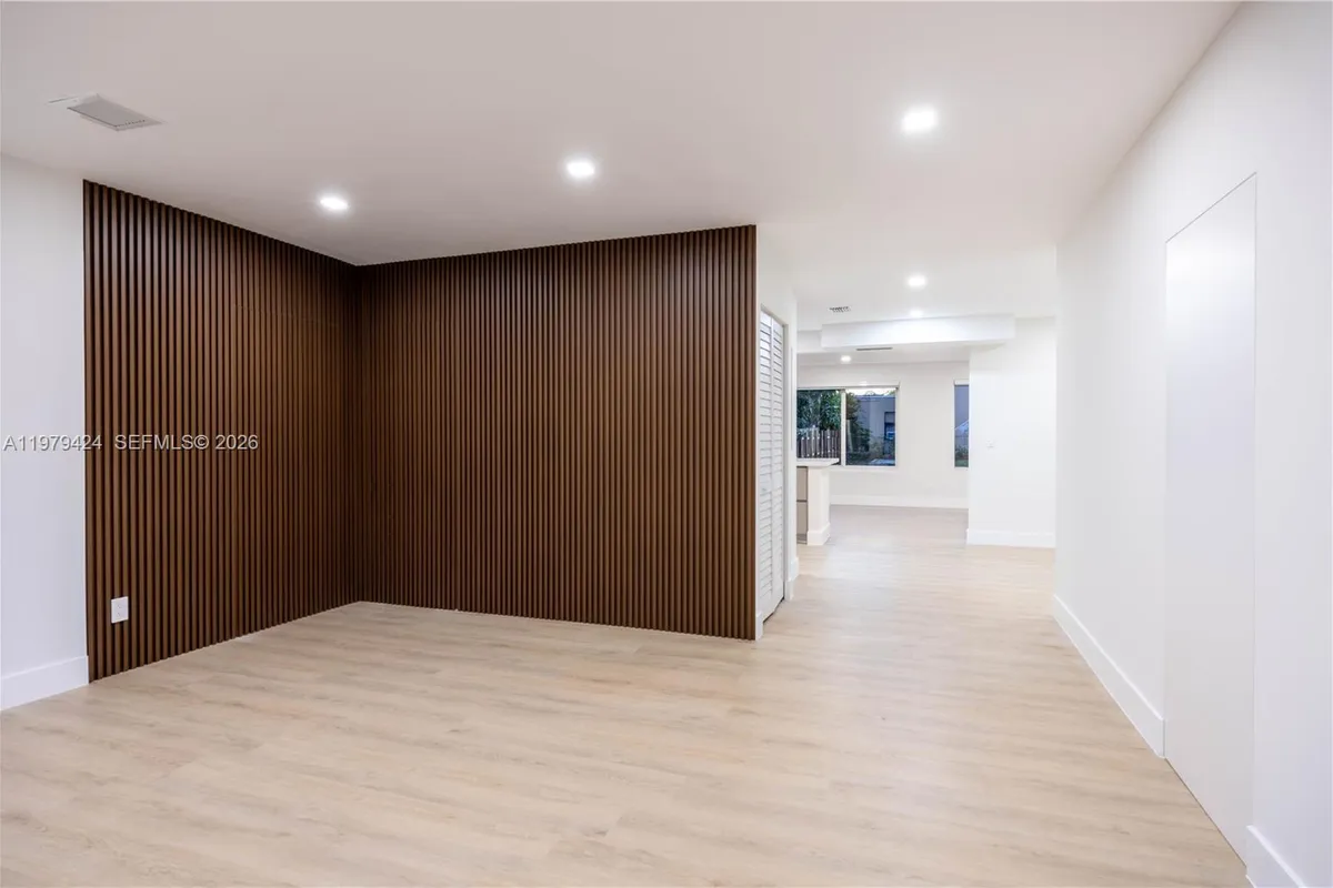 6070 SW 42nd St, Miami FL 33155