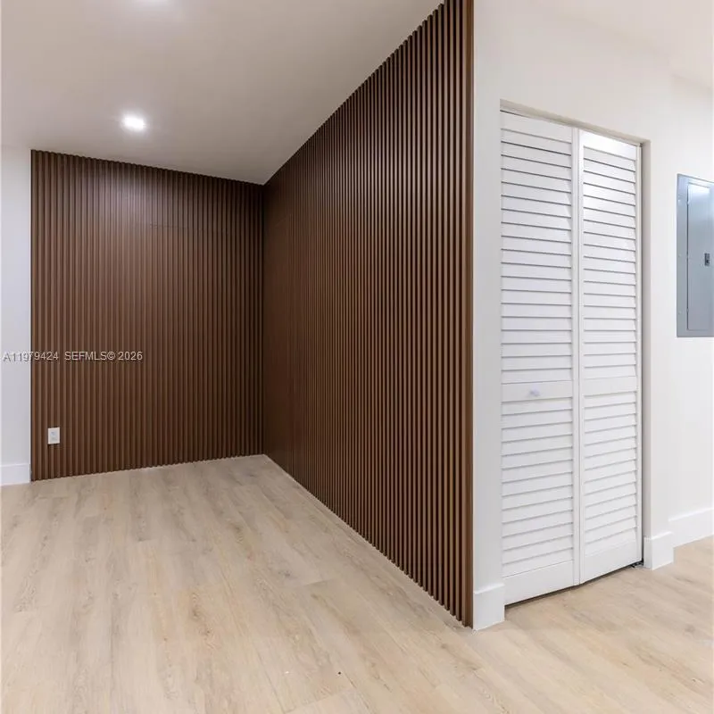 6070 SW 42nd St, Miami FL 33155