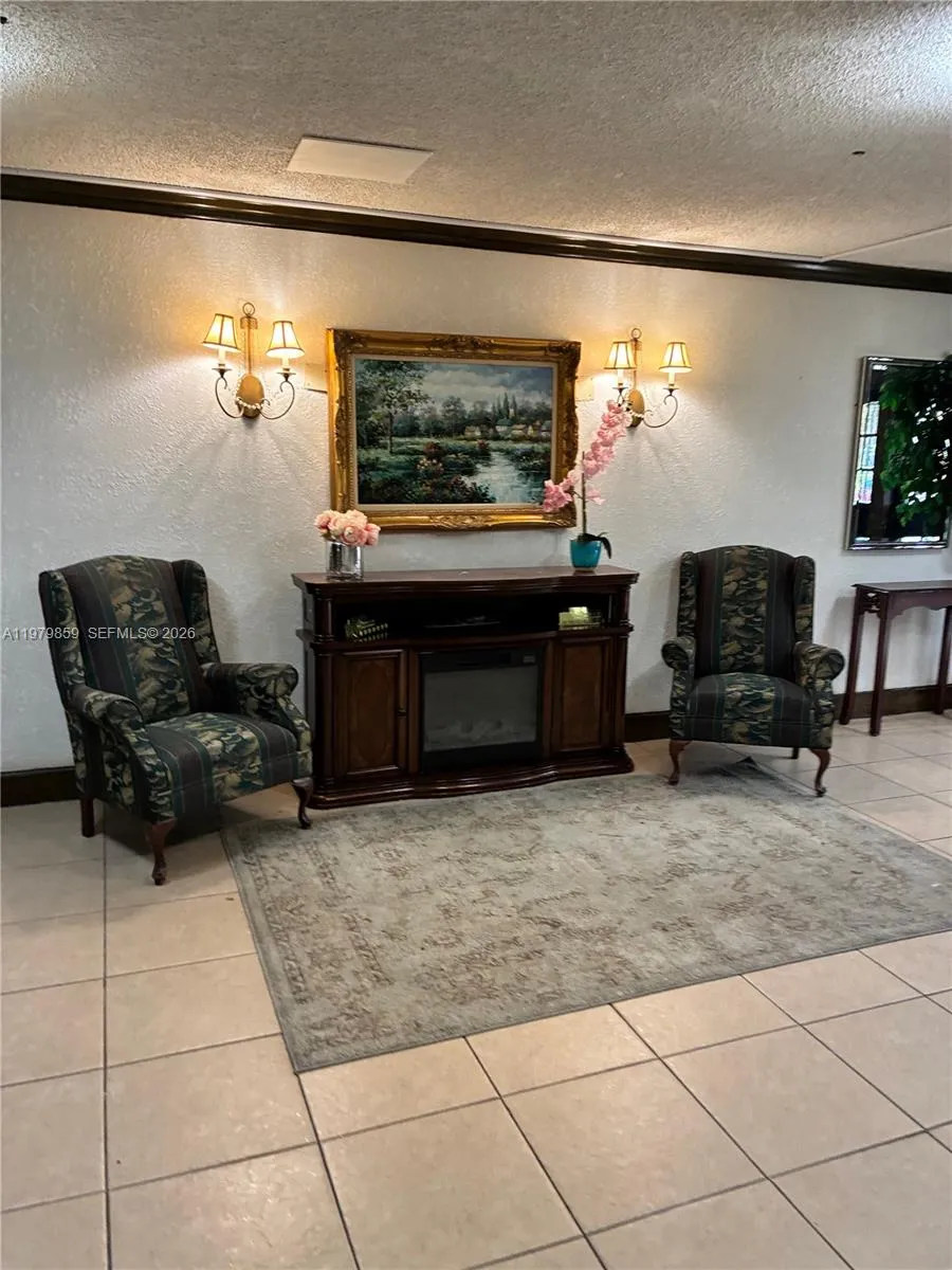 3680 Inverrary Dr # 1T, Lauderhill FL 33319