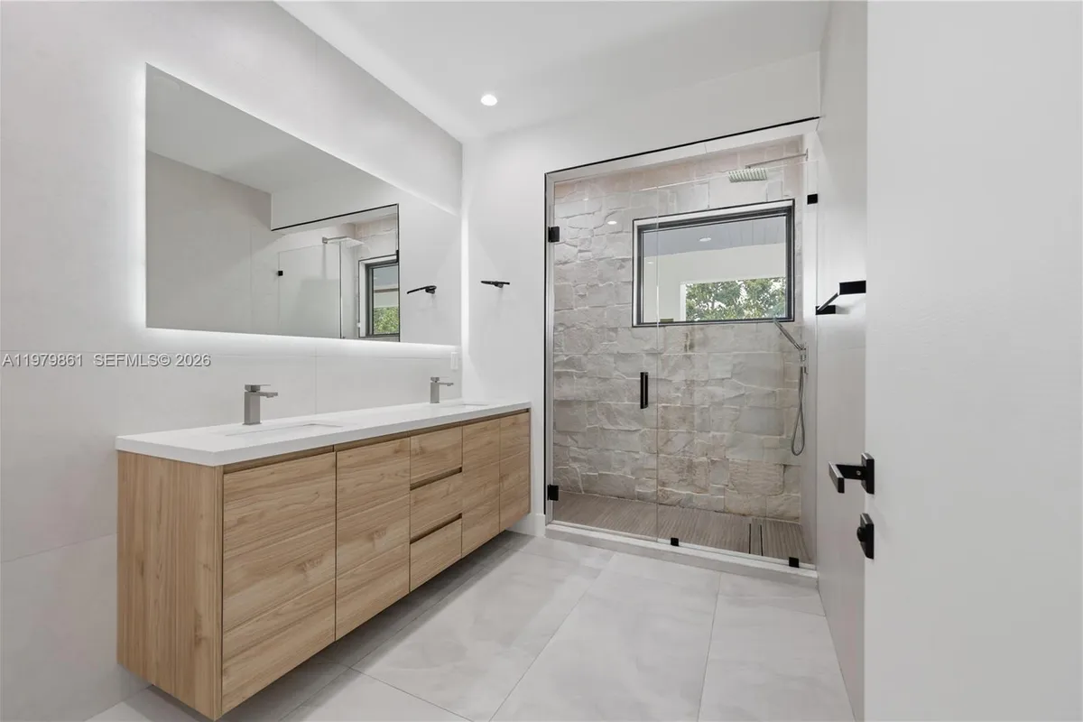 609 NE 8th Ave # B, Fort Lauderdale FL 33304