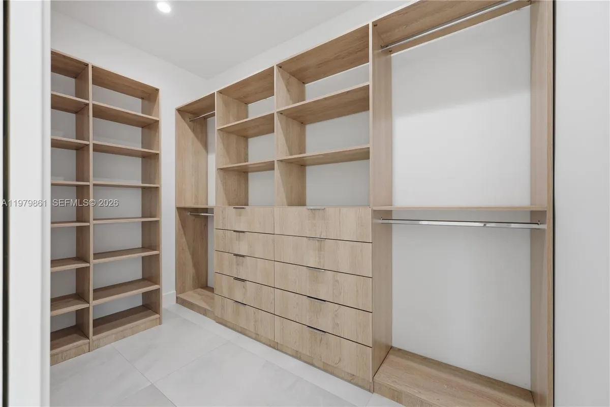 609 NE 8th Ave # B, Fort Lauderdale FL 33304