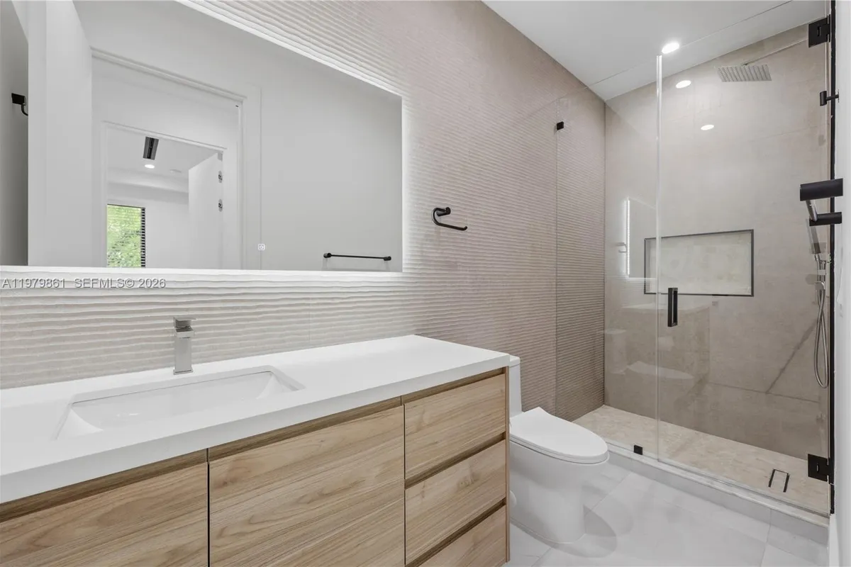 609 NE 8th Ave # B, Fort Lauderdale FL 33304