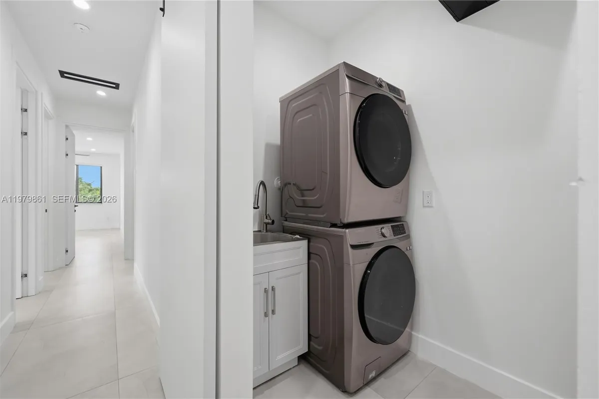 609 NE 8th Ave # B, Fort Lauderdale FL 33304