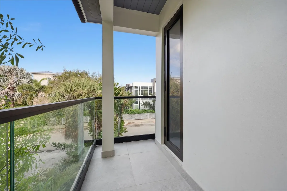 609 NE 8th Ave # B, Fort Lauderdale FL 33304