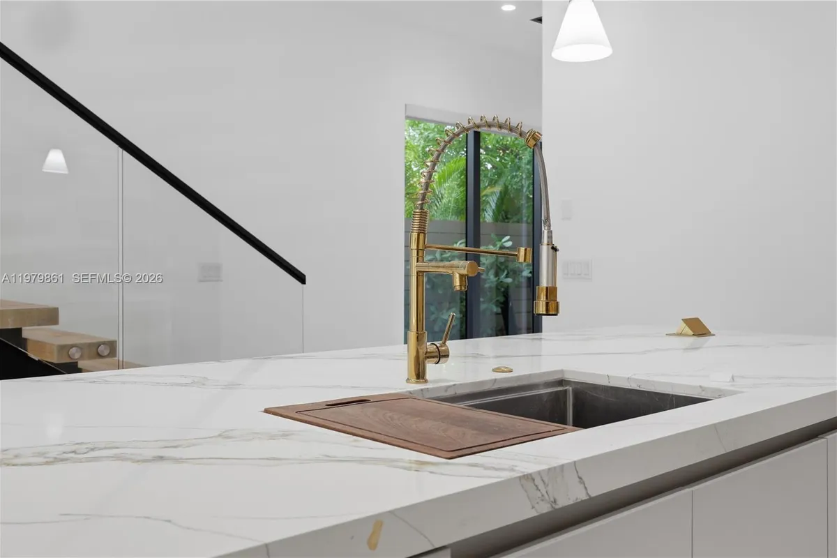 609 NE 8th Ave # B, Fort Lauderdale FL 33304