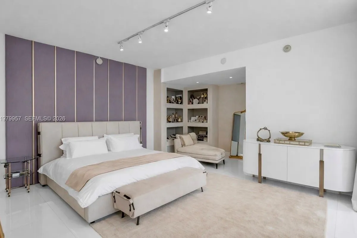 900 Biscayne Blvd, Miami FL 33132