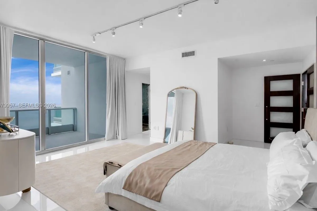 900 Biscayne Blvd, Miami FL 33132