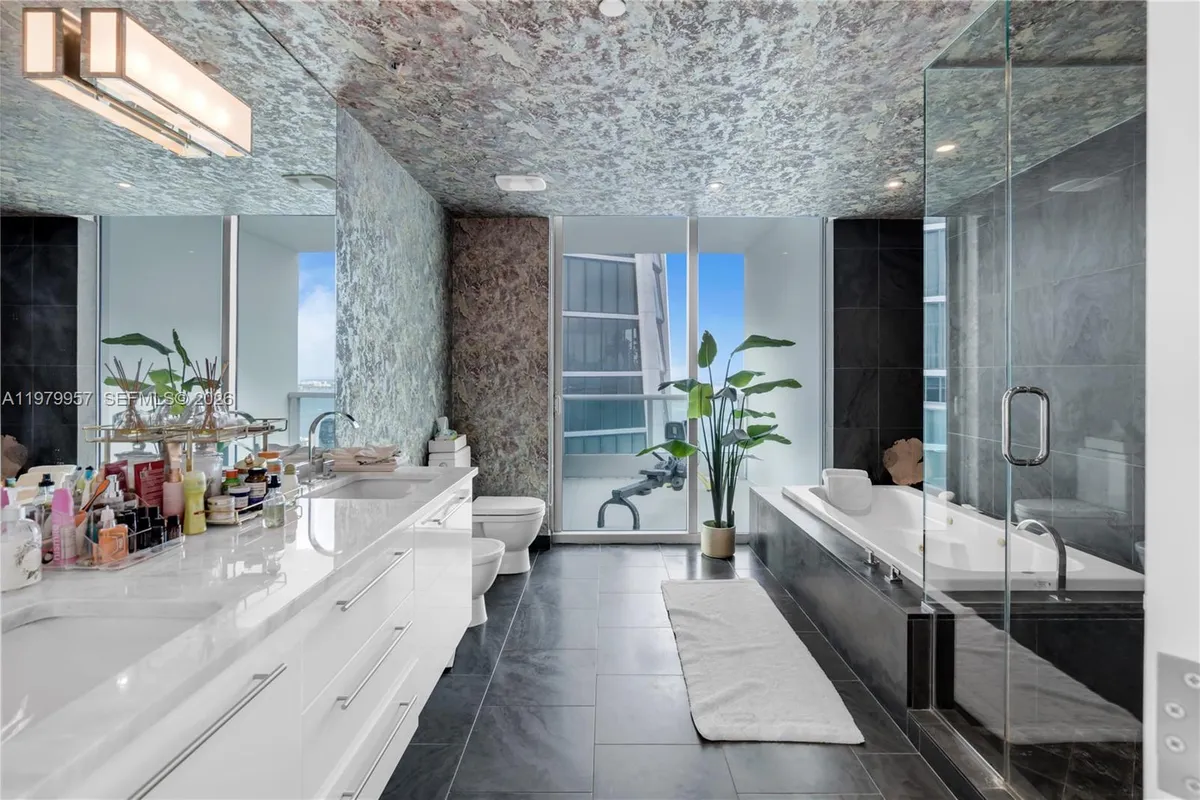 900 Biscayne Blvd, Miami FL 33132