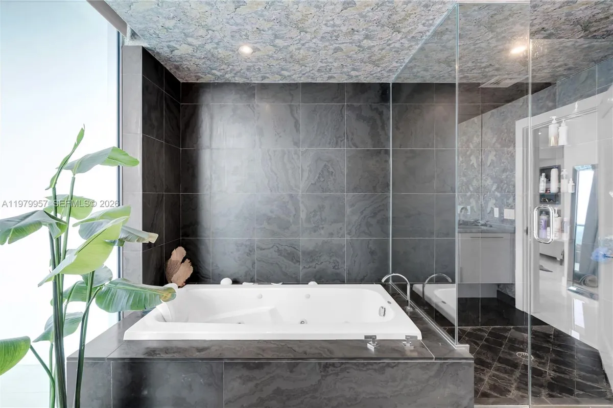 900 Biscayne Blvd, Miami FL 33132