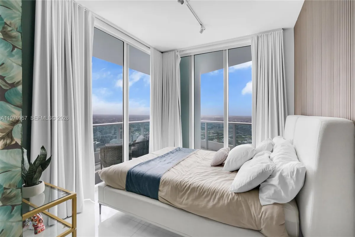 900 Biscayne Blvd, Miami FL 33132