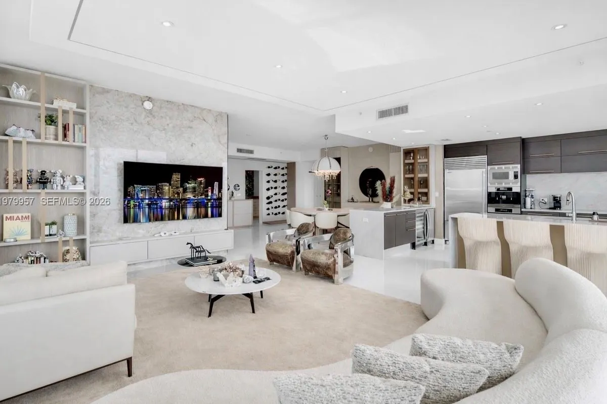 900 Biscayne Blvd, Miami FL 33132