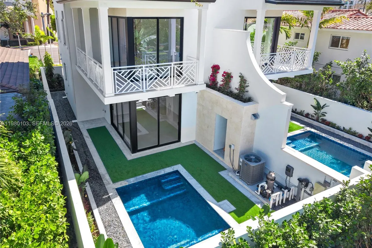 2710 S Le Jeune Rd, Coral Gables FL 33134