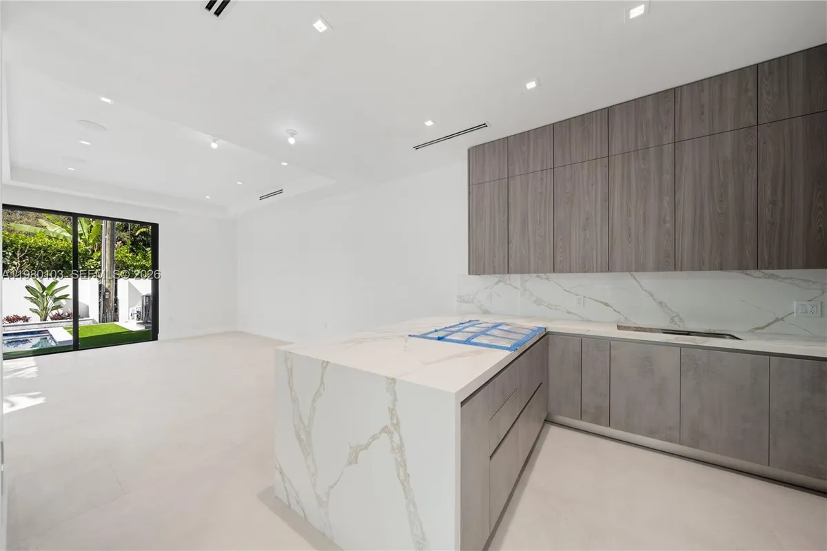 2710 S Le Jeune Rd, Coral Gables FL 33134