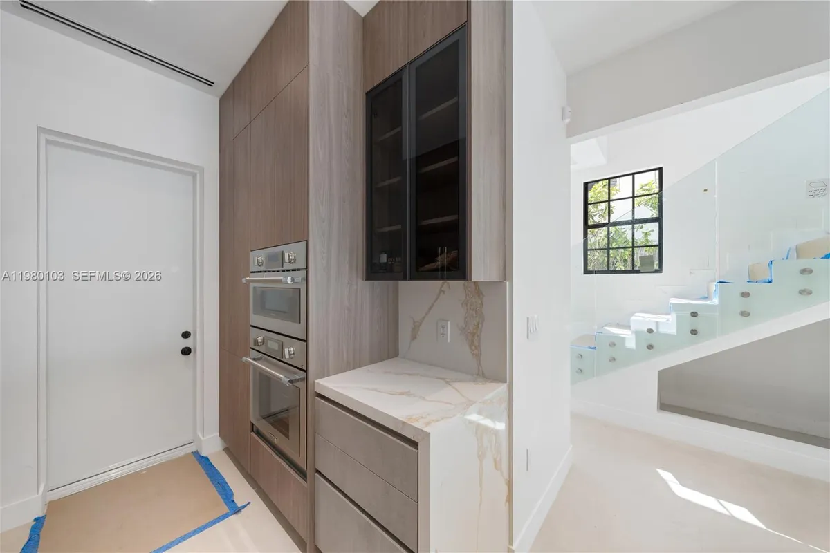 2710 S Le Jeune Rd, Coral Gables FL 33134