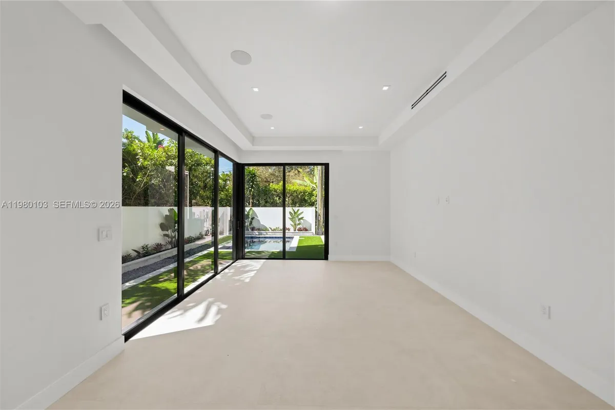 2710 S Le Jeune Rd, Coral Gables FL 33134