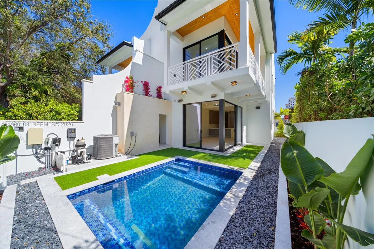 2710 S Le Jeune Rd, Coral Gables FL 33134