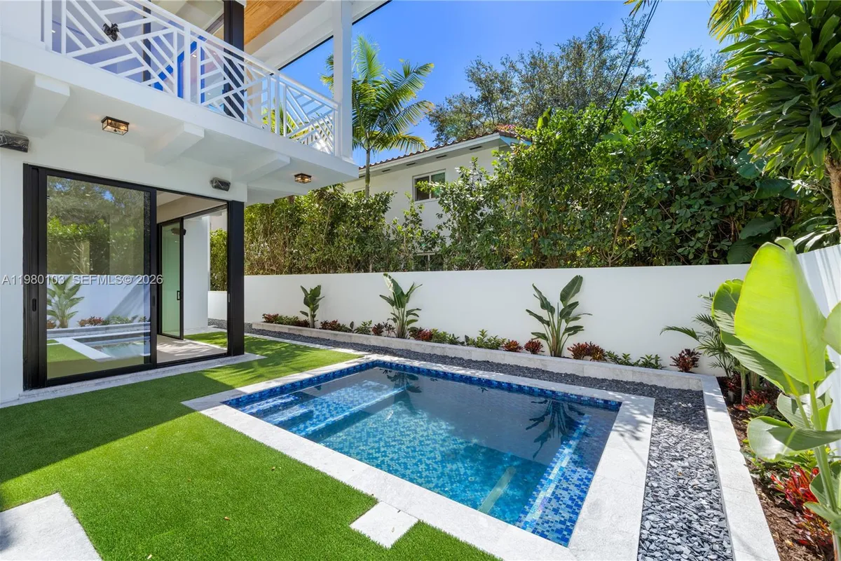 2710 S Le Jeune Rd, Coral Gables FL 33134